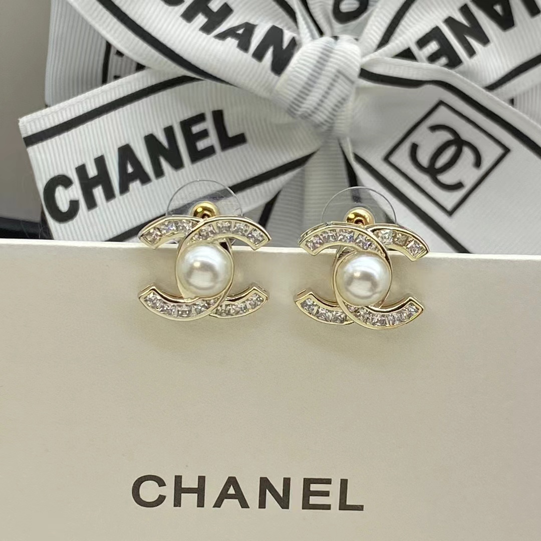 CHANE1 ダブル C パールとダイヤモンドのスタッド ピアス【50％割引+送料無料】