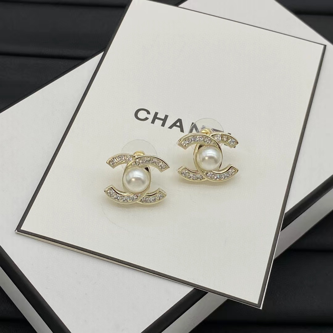 CHANE1 ダブル C パールとダイヤモンドのスタッド ピアス【50％割引+送料無料】