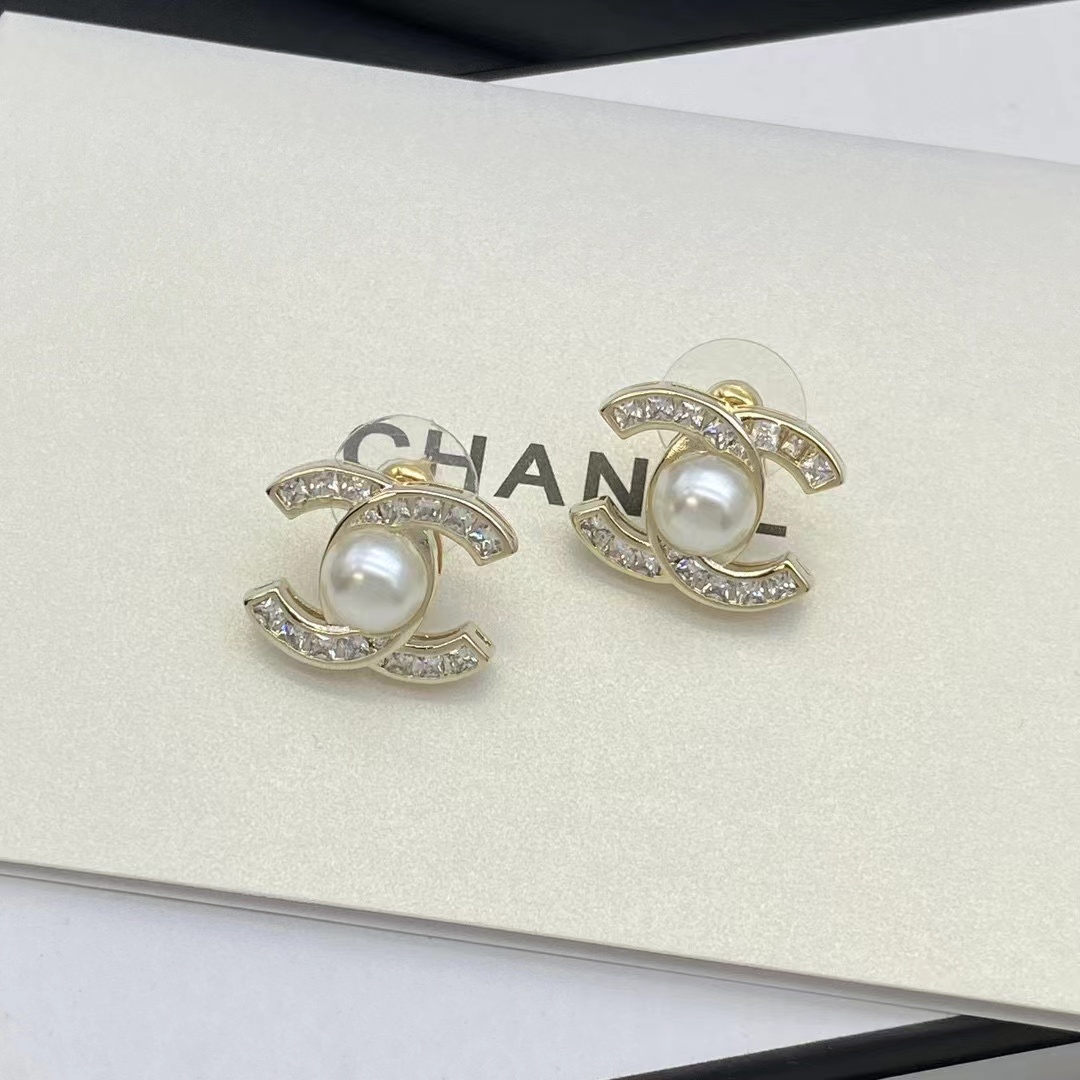 CHANE1 ダブル C パールとダイヤモンドのスタッド ピアス【50％割引+送料無料】