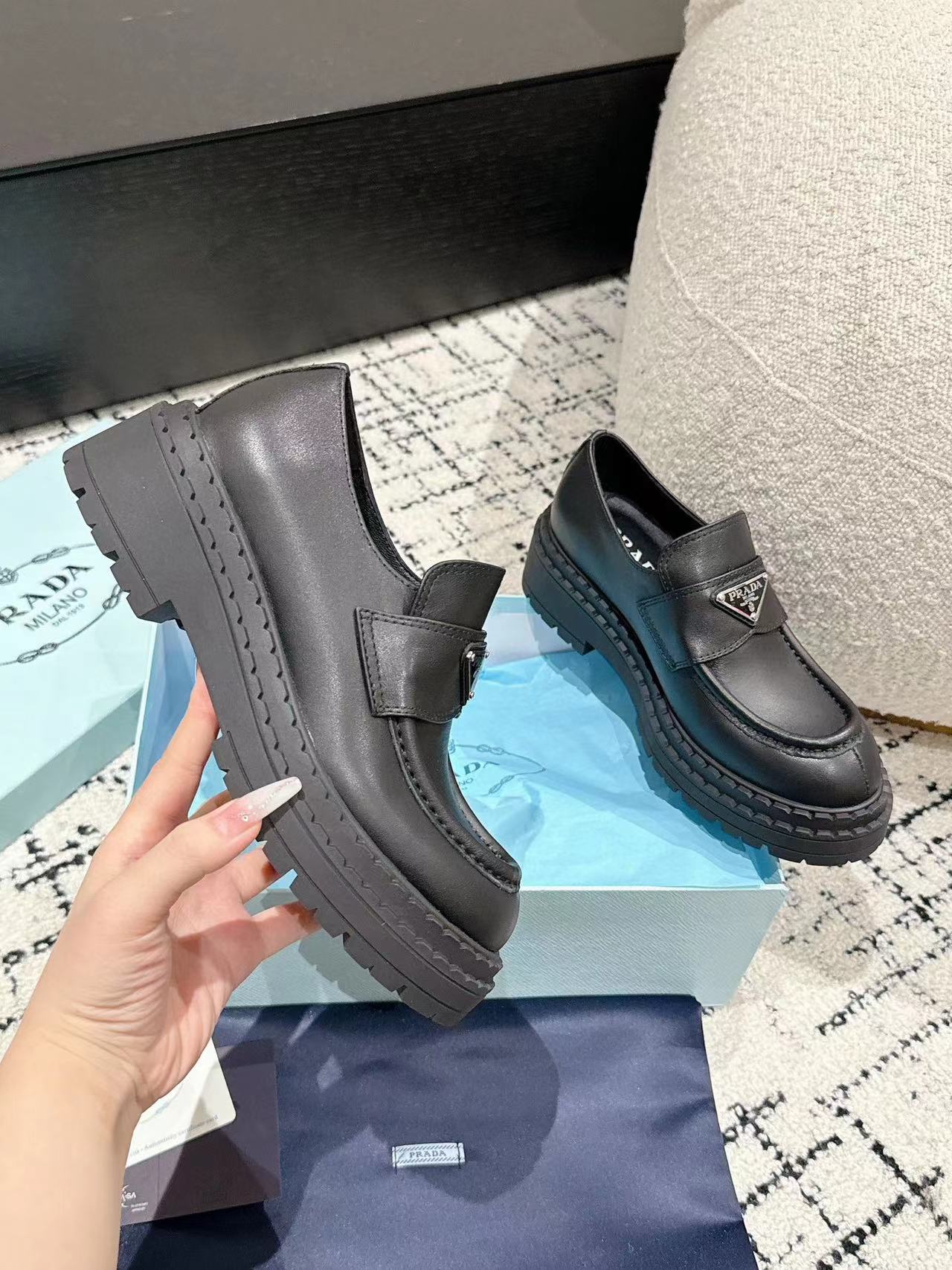 PR4DA高品質トライアングルロゴ プラットフォームローファー【50％割引+送料無料】