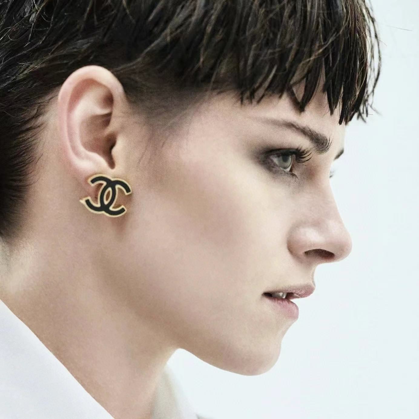 CHANE1 ブラック ダブル C スタッド ピアス【50％割引+送料無料】