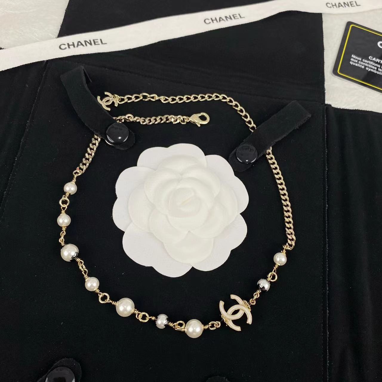 CHANE1 ダブルC ホワイトレター オイルドロップエナメルパールネックレス【50％割引+送料無料】