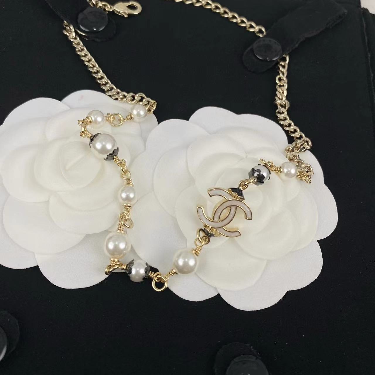 CHANE1 ダブルC ホワイトレター オイルドロップエナメルパールネックレス【50％割引+送料無料】