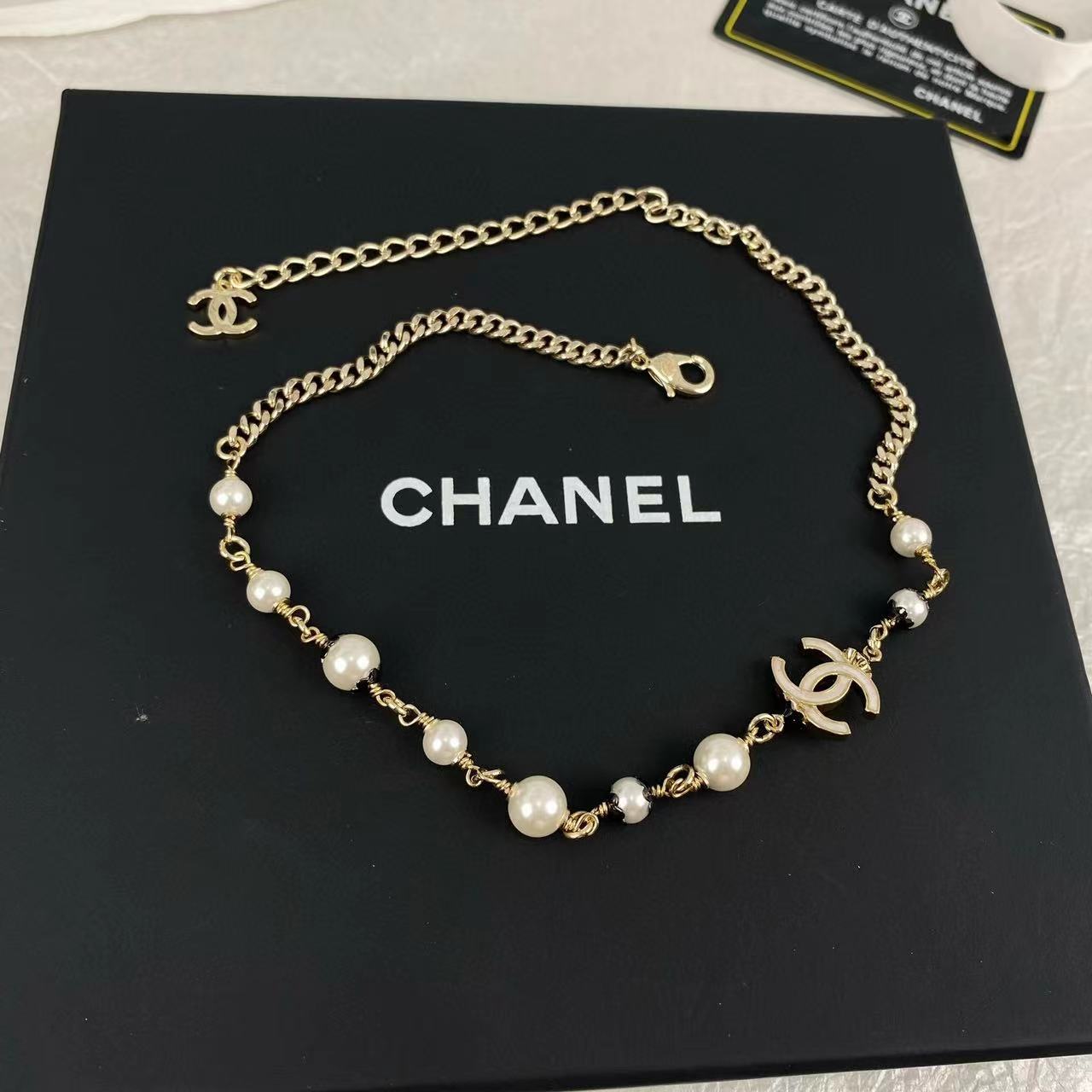 CHANE1 ダブルC ホワイトレター オイルドロップエナメルパールネックレス【50％割引+送料無料】