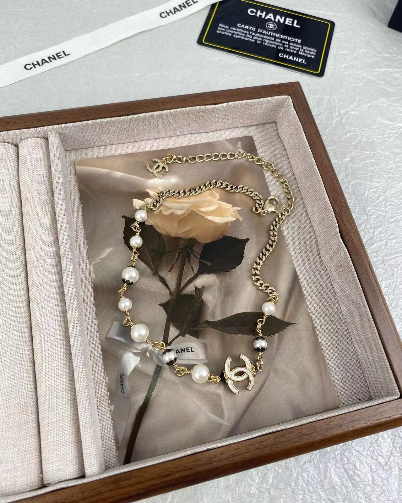 CHANE1 ダブルC ホワイトレター オイルドロップエナメルパールネックレス【50％割引+送料無料】