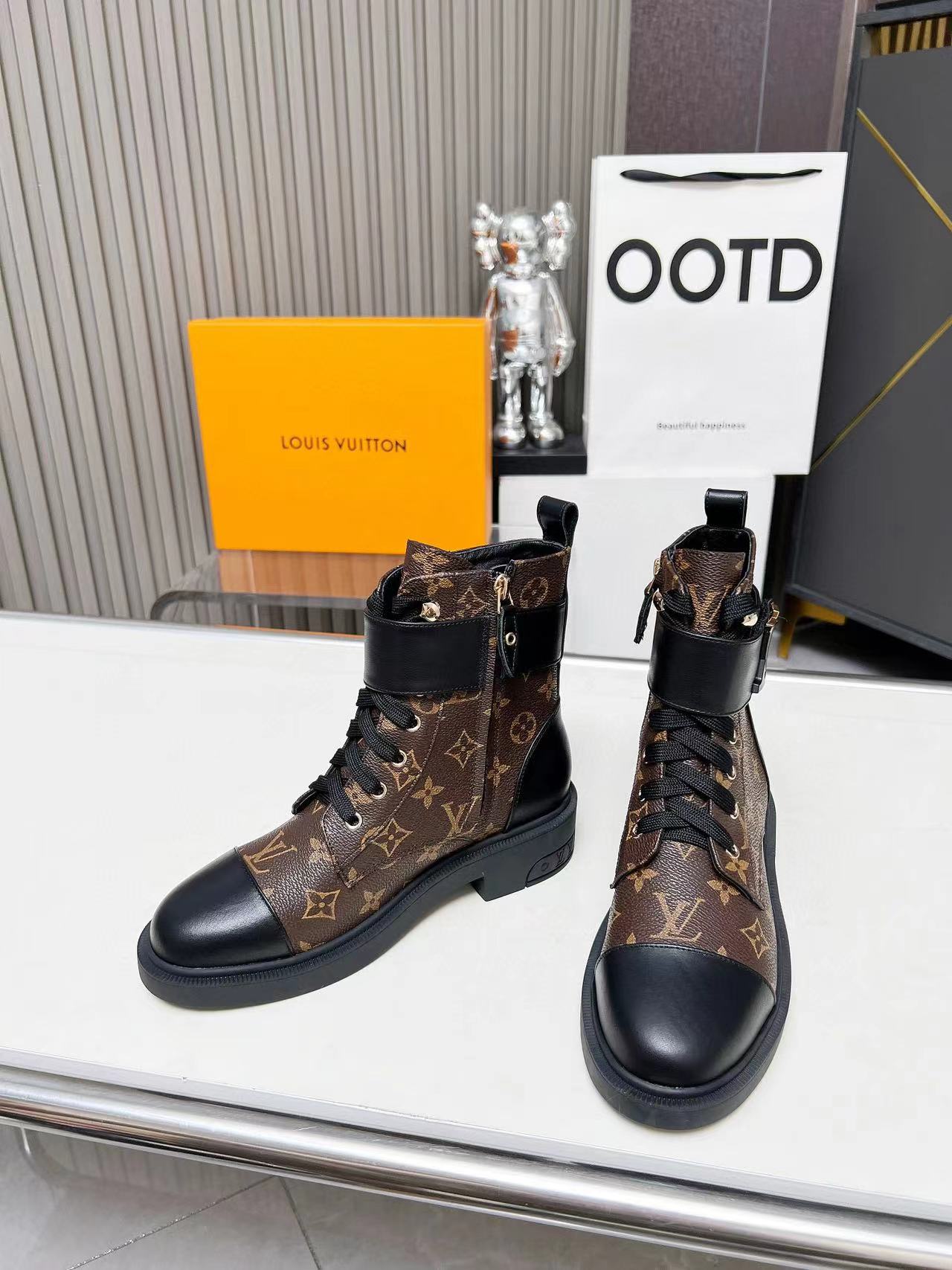 LVハイクオリティレターエンボスアンクルブーツ【50％割引+送料無料】