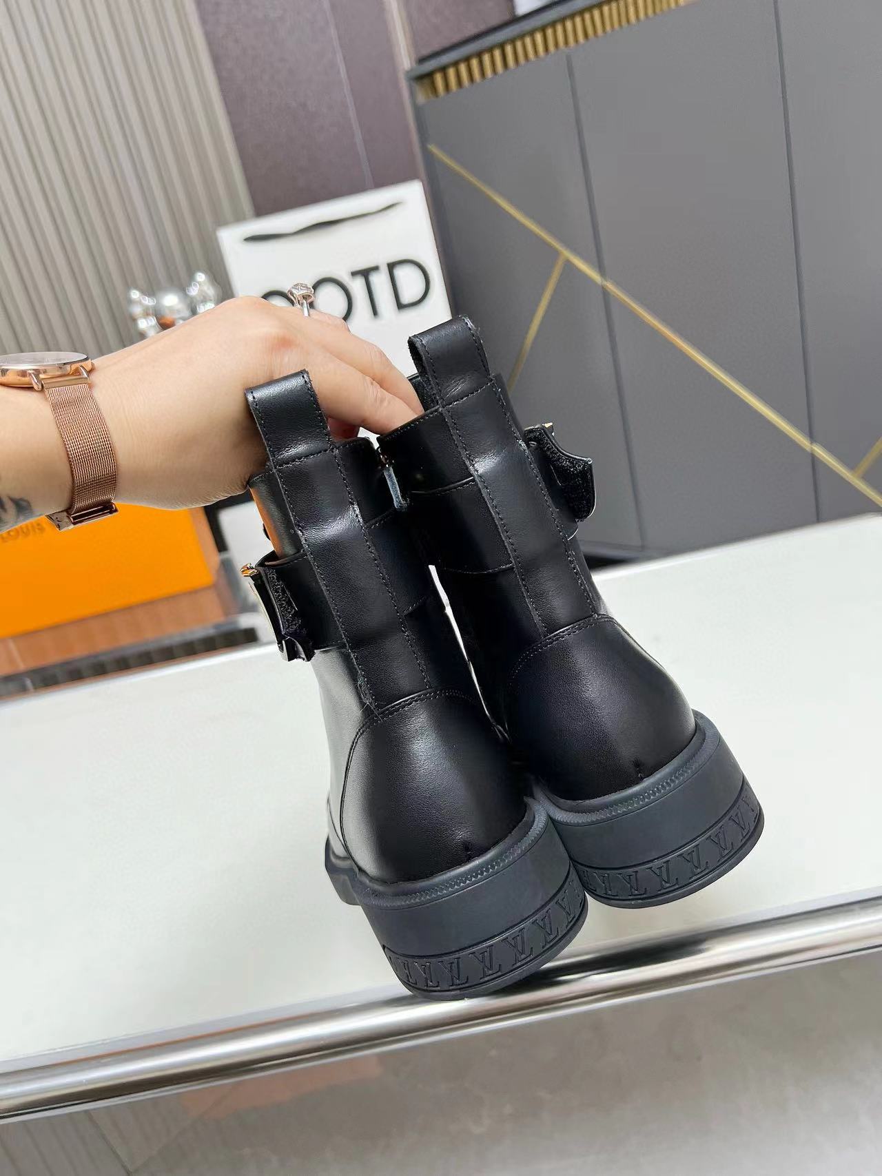 LVハイクオリティレターエンボスアンクルブーツ【50％割引+送料無料】