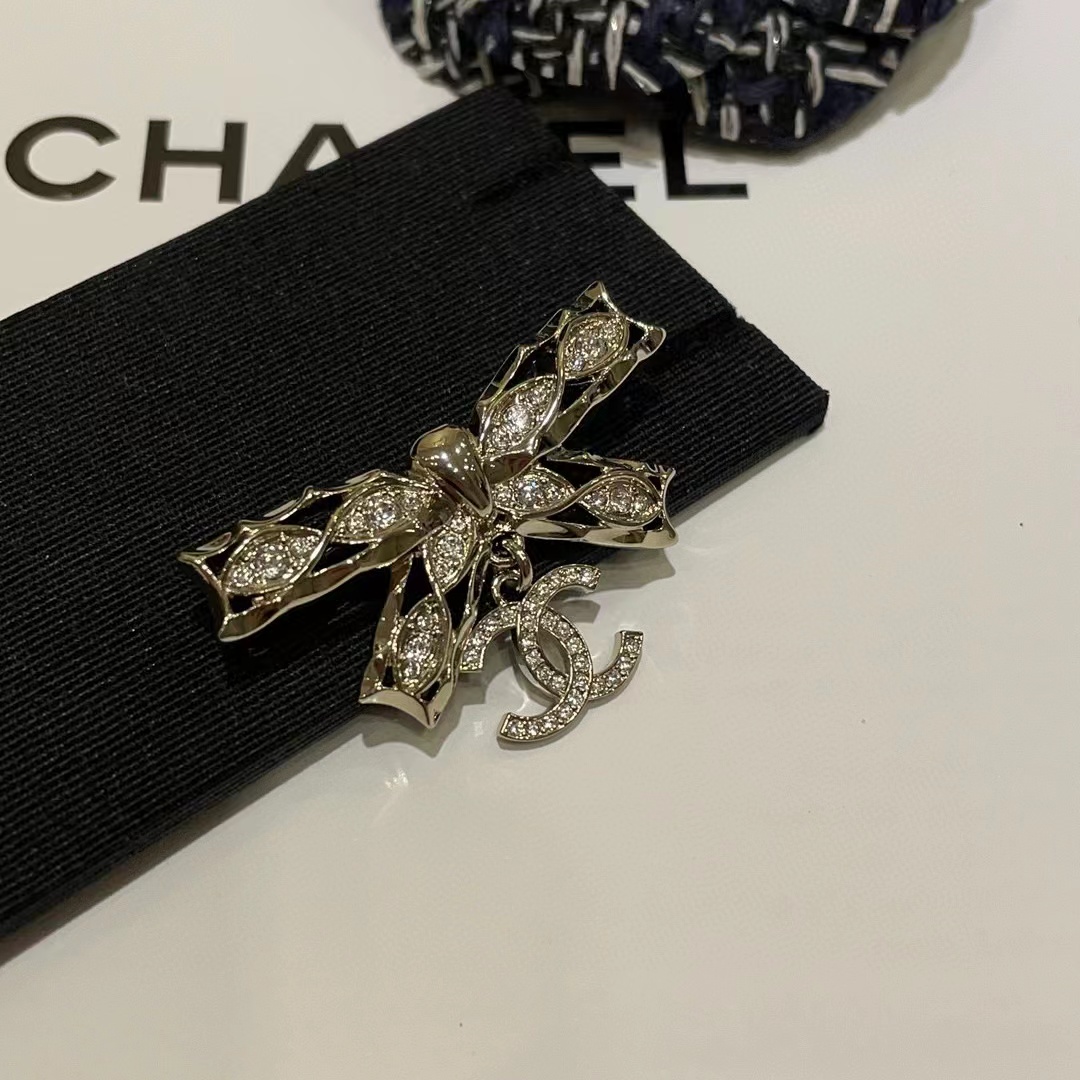 CHANE1 ダブルC ボウ ダイヤモンド ブローチ【50％割引+送料無料】