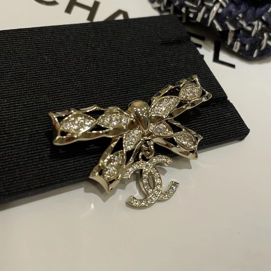CHANE1 ダブルC ボウ ダイヤモンド ブローチ【50％割引+送料無料】