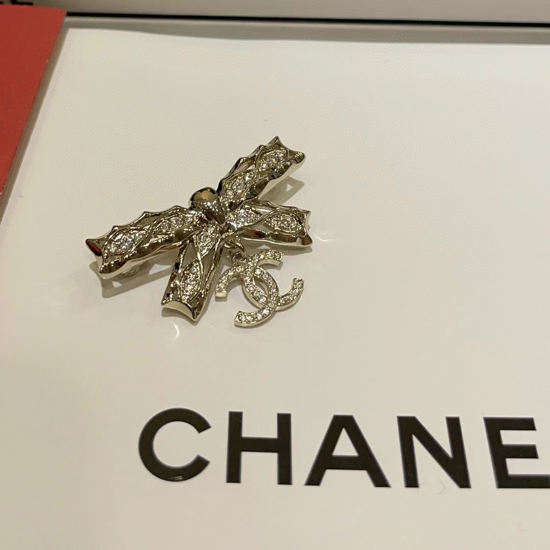 CHANE1 ダブルC ボウ ダイヤモンド ブローチ【50％割引+送料無料】
