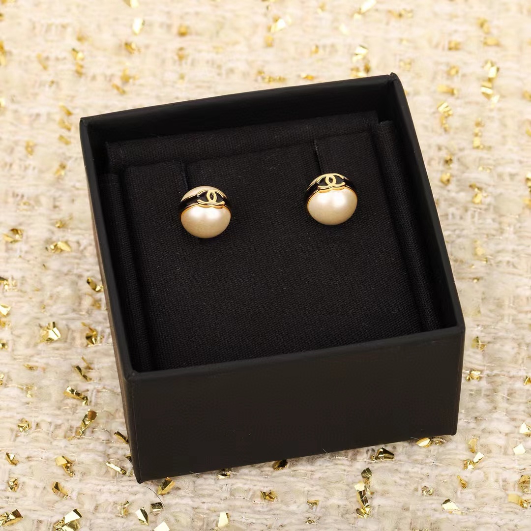 CHANE1 パールビーン ブラック エナメル ダブル C スタッド ピアス【50％割引+送料無料】