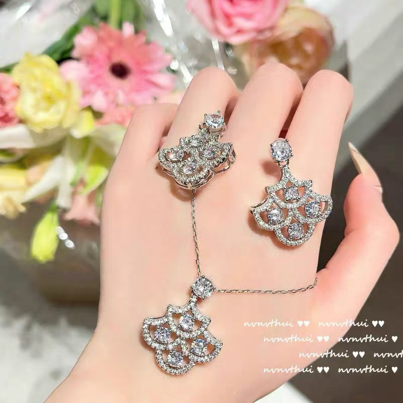 GRAFF ダイヤモンドファン ピアス+ネックレス 2点セット【 50％割引+送料無料】