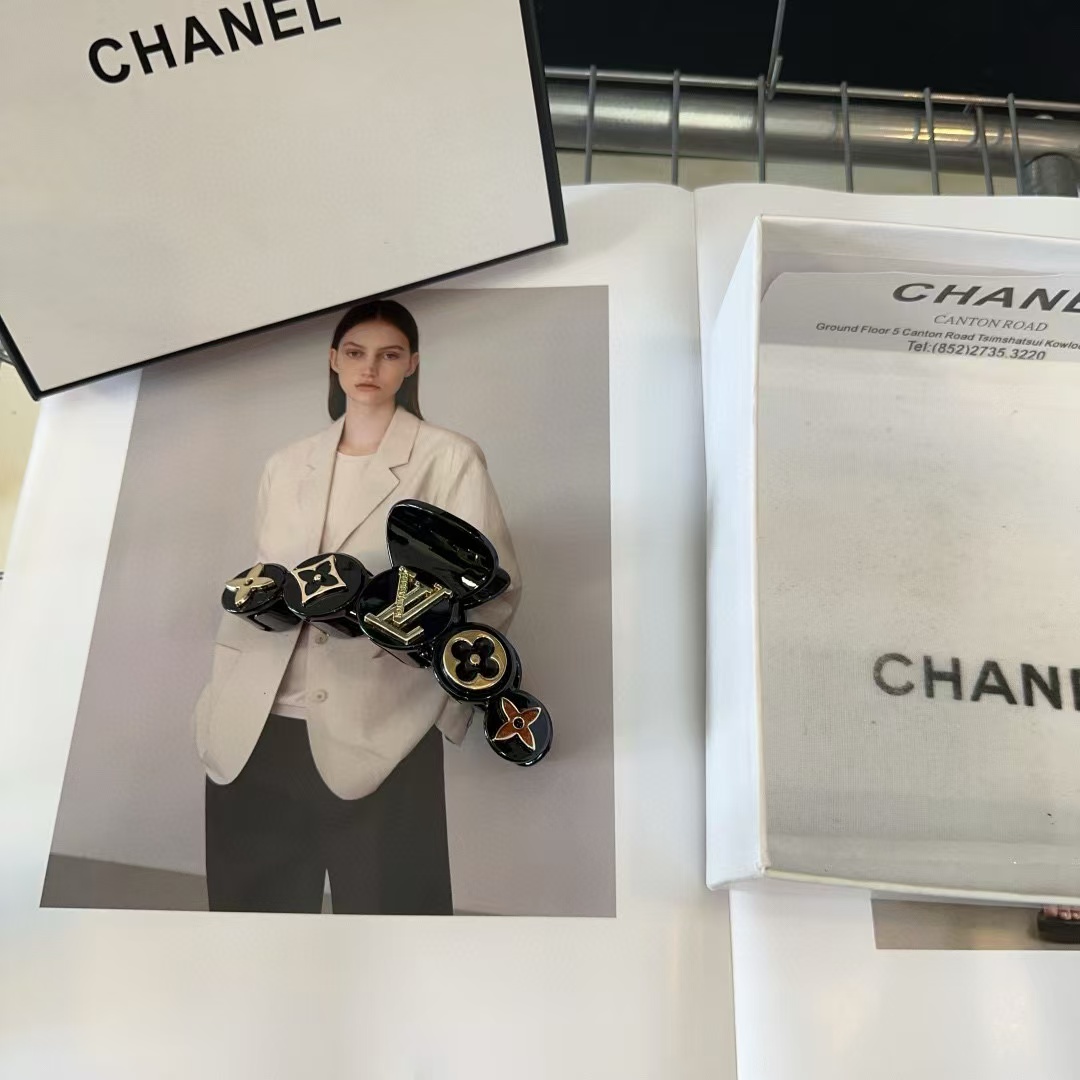 LV 四つ葉のクローバー ヘアピン【 50％割引+送料無料】