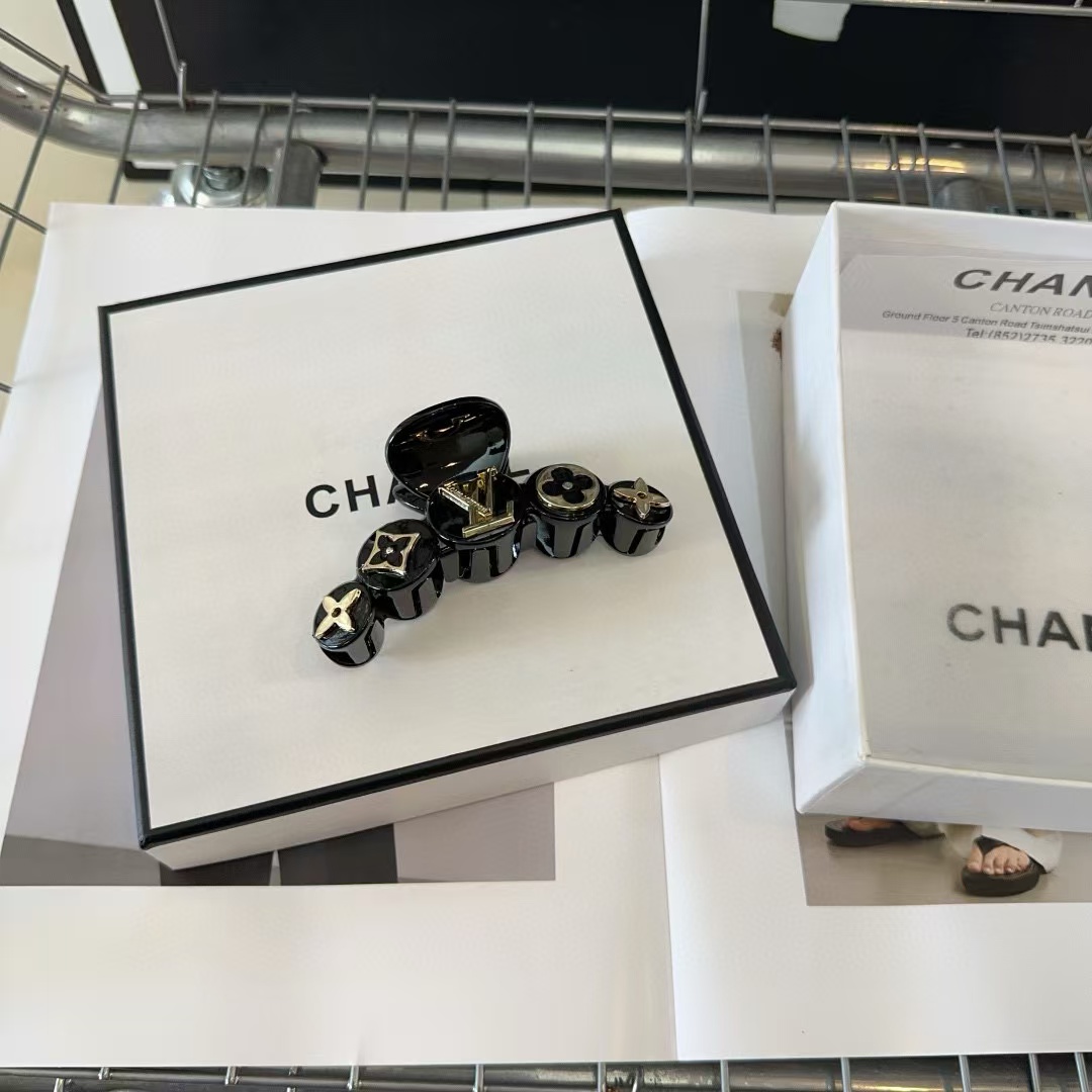 LV 四つ葉のクローバー ヘアピン【 50％割引+送料無料】