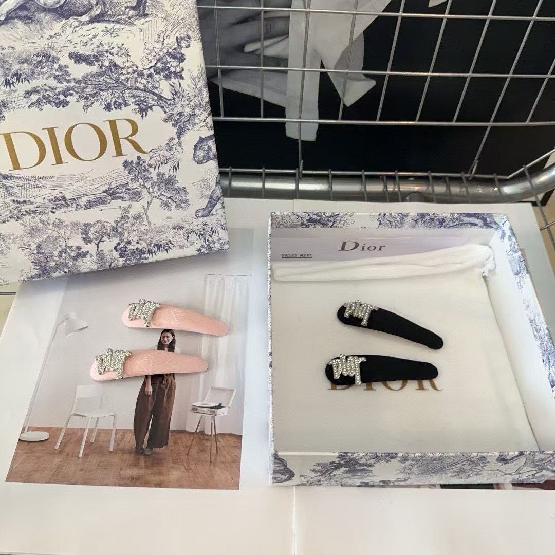 DI0R ダイヤモンドレター ヘアクリップ ペア【 50％割引+送料無料】