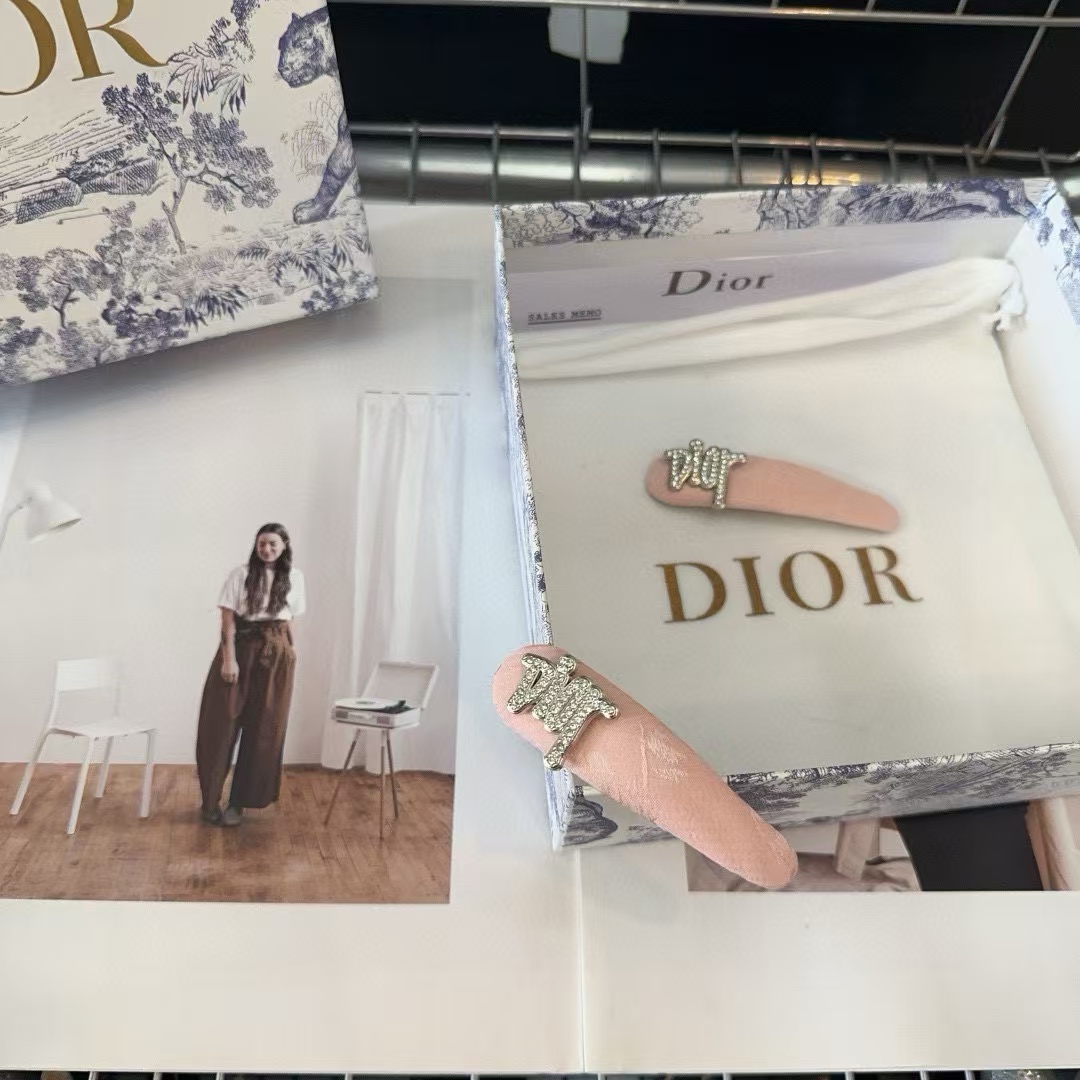 DI0R ダイヤモンドレター ヘアクリップ ペア【 50％割引+送料無料】