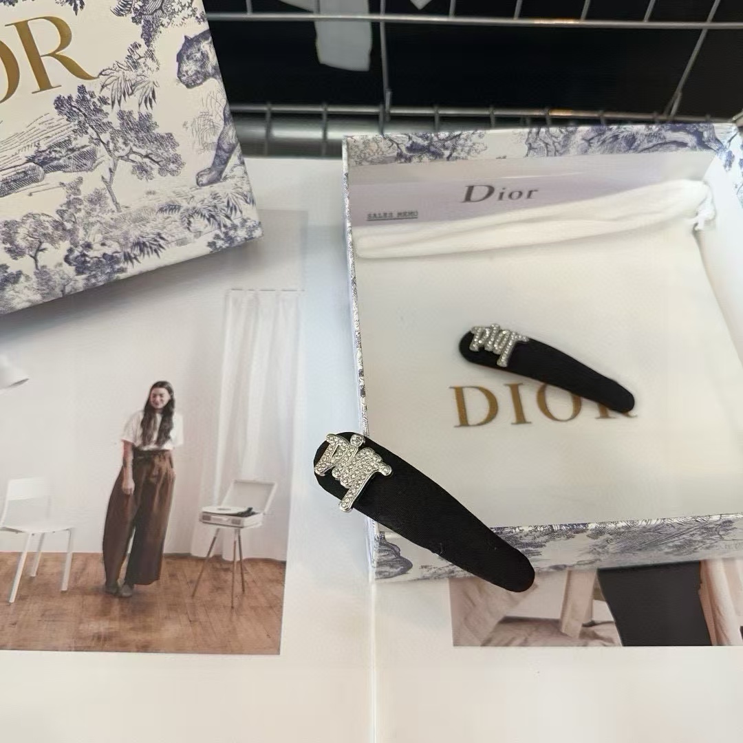 DI0R ダイヤモンドレター ヘアクリップ ペア【 50％割引+送料無料】