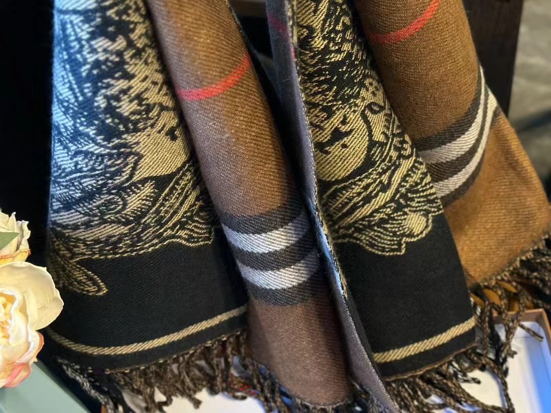 BUR8ERRY 両面カシミヤウォーホースタッセルスカーフ【50％割引+送料無料】