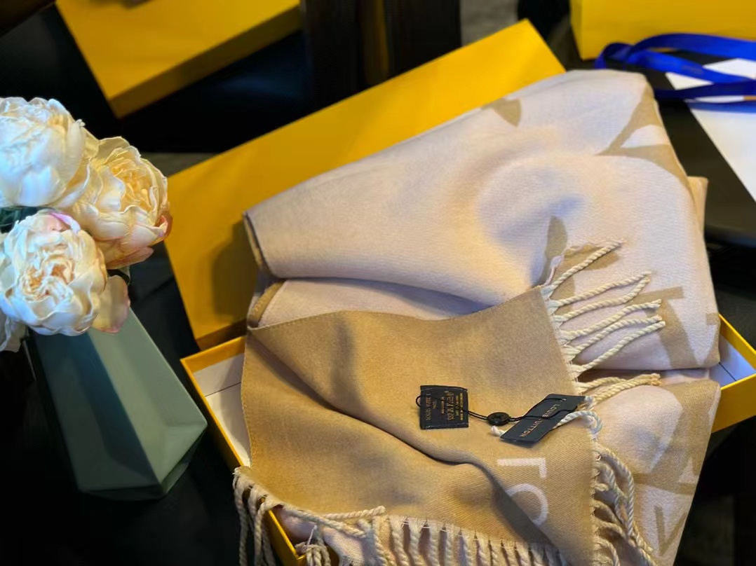 LV四つ葉のクローバーカシミヤフリンジスカーフC【50％割引+送料無料】