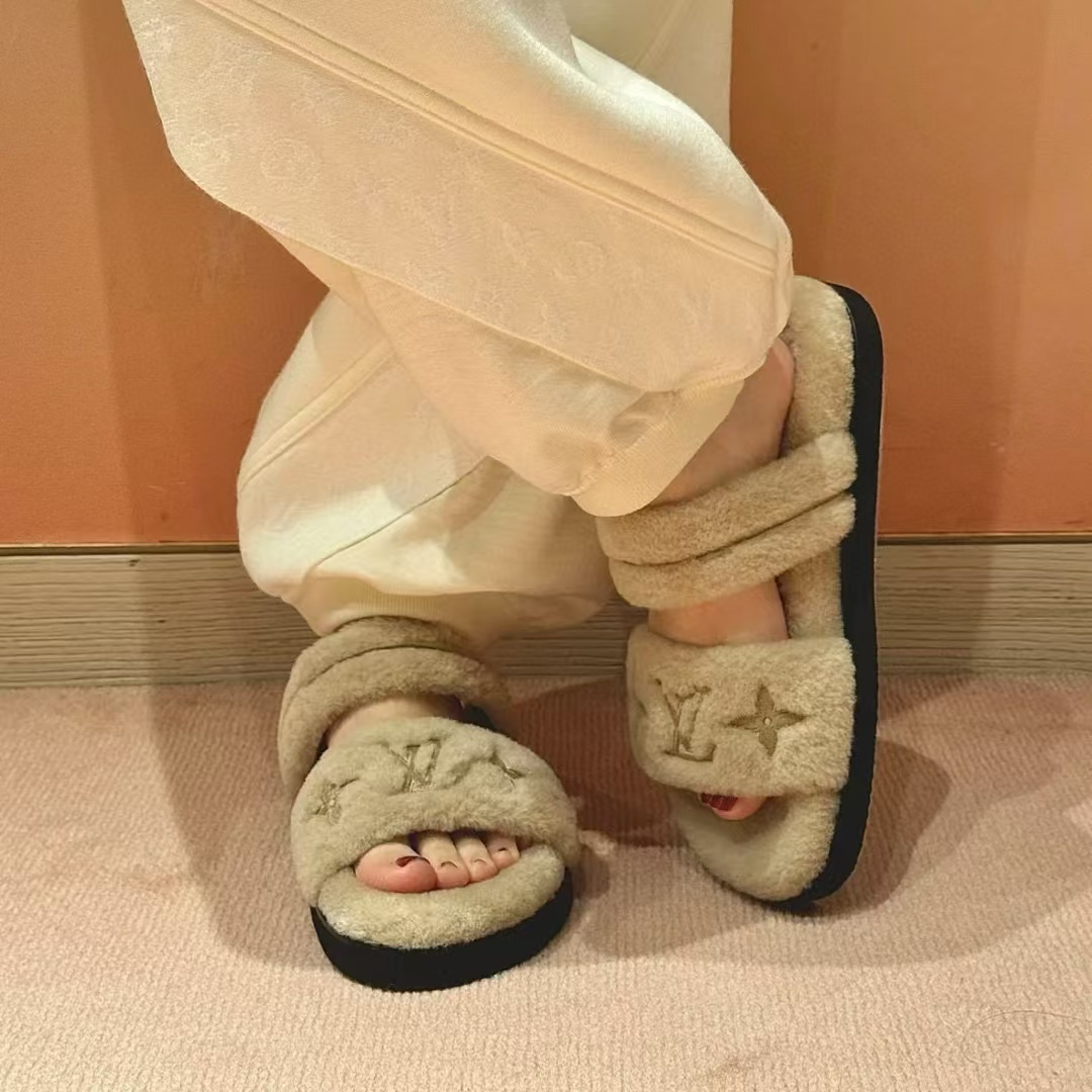 LV 高品質四つ葉のクローバーぬいぐるみスリッパ【50％割引+送料無料】