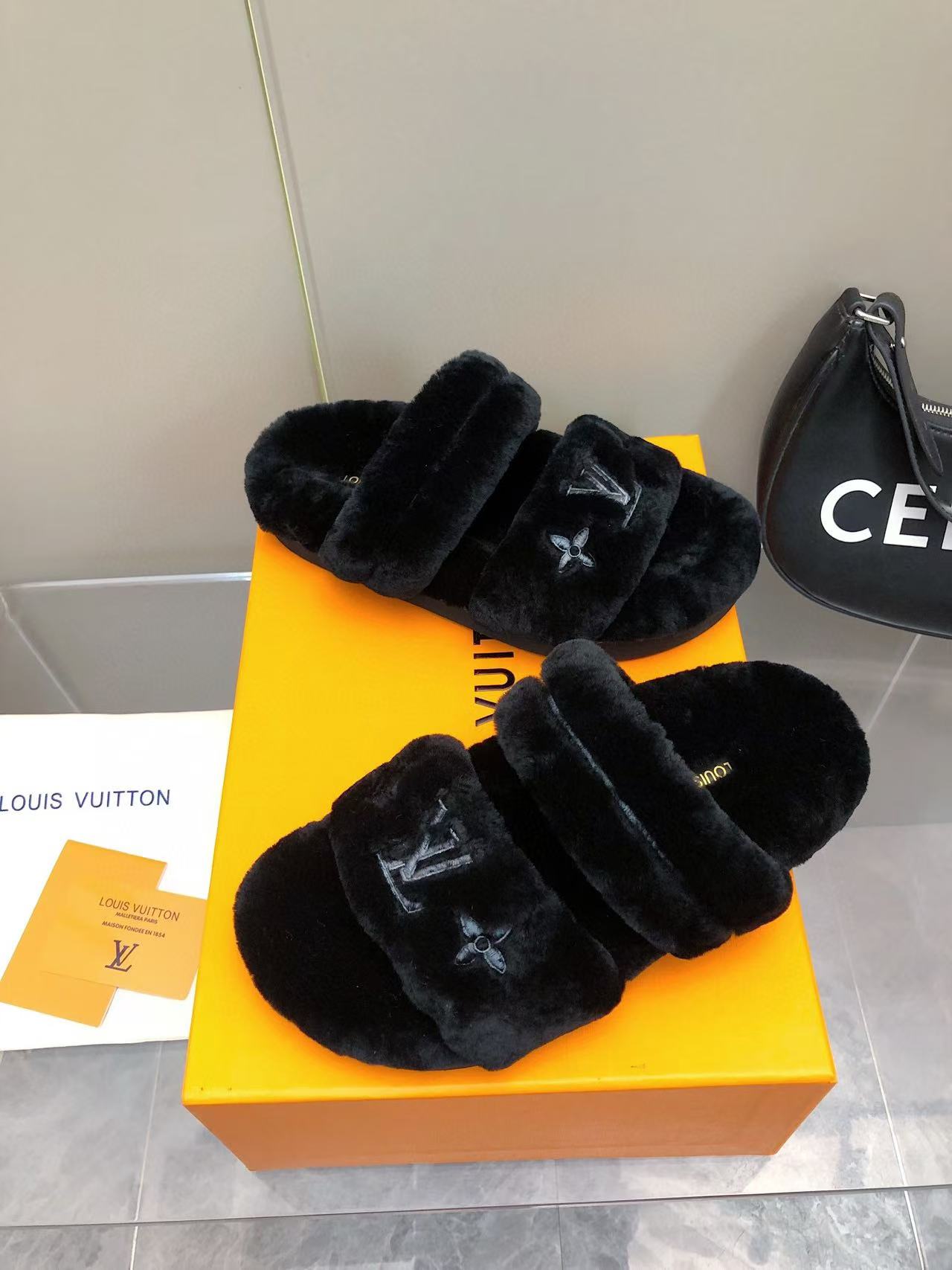 LV 高品質四つ葉のクローバーぬいぐるみスリッパ【50％割引+送料無料】