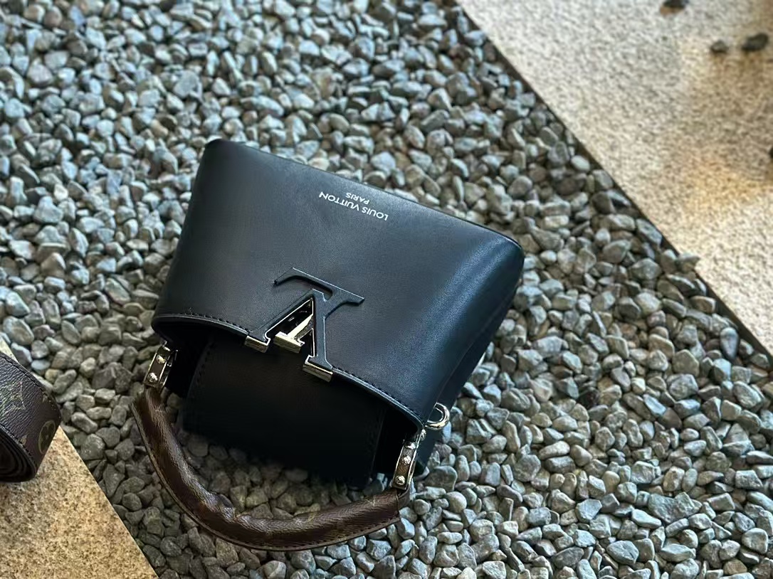 LV Capucinesブラックレザーハンドバッグ【50％割引+送料無料】