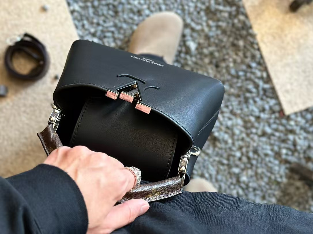 LV Capucinesブラックレザーハンドバッグ【50％割引+送料無料】