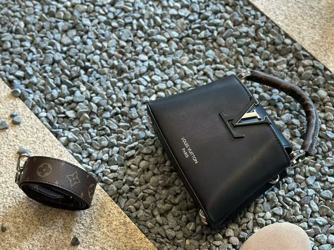 LV Capucinesブラックレザーハンドバッグ【50％割引+送料無料】
