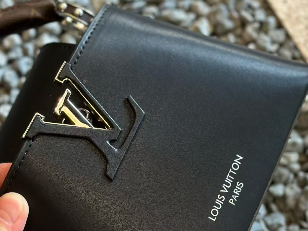 LV Capucinesブラックレザーハンドバッグ【50％割引+送料無料】