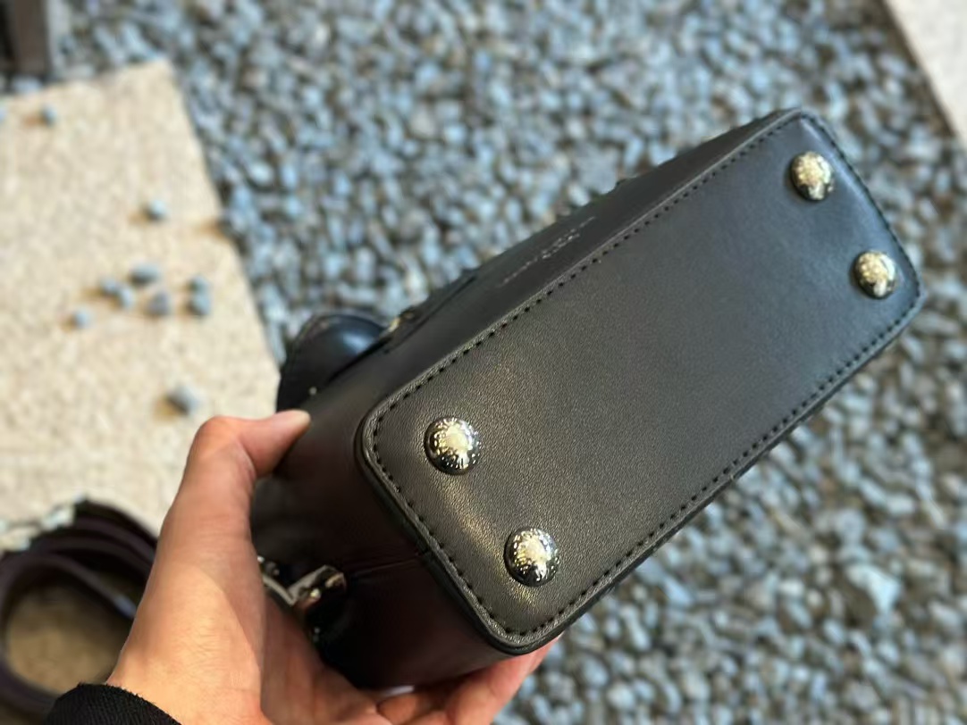 LV Capucinesブラックレザーハンドバッグ【50％割引+送料無料】