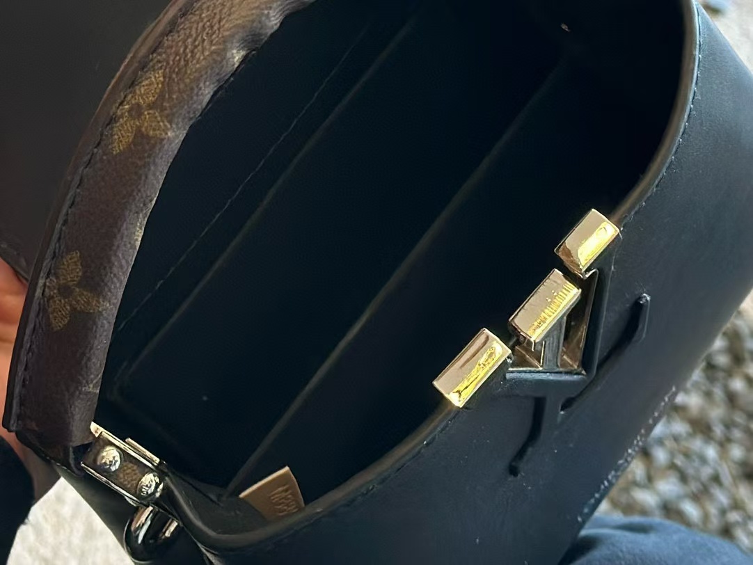 LV Capucinesブラックレザーハンドバッグ【50％割引+送料無料】