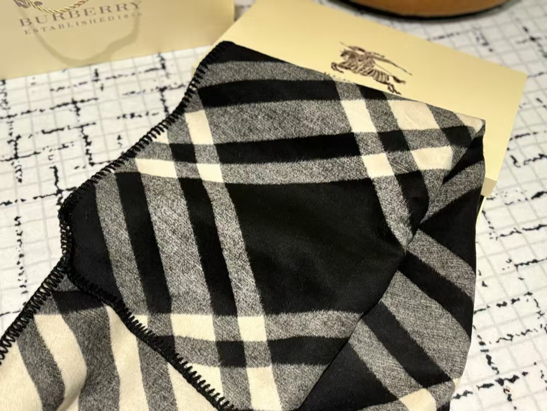 BUR8ERRY チェック柄カシミアスカーフ【50％割引+送料無料】