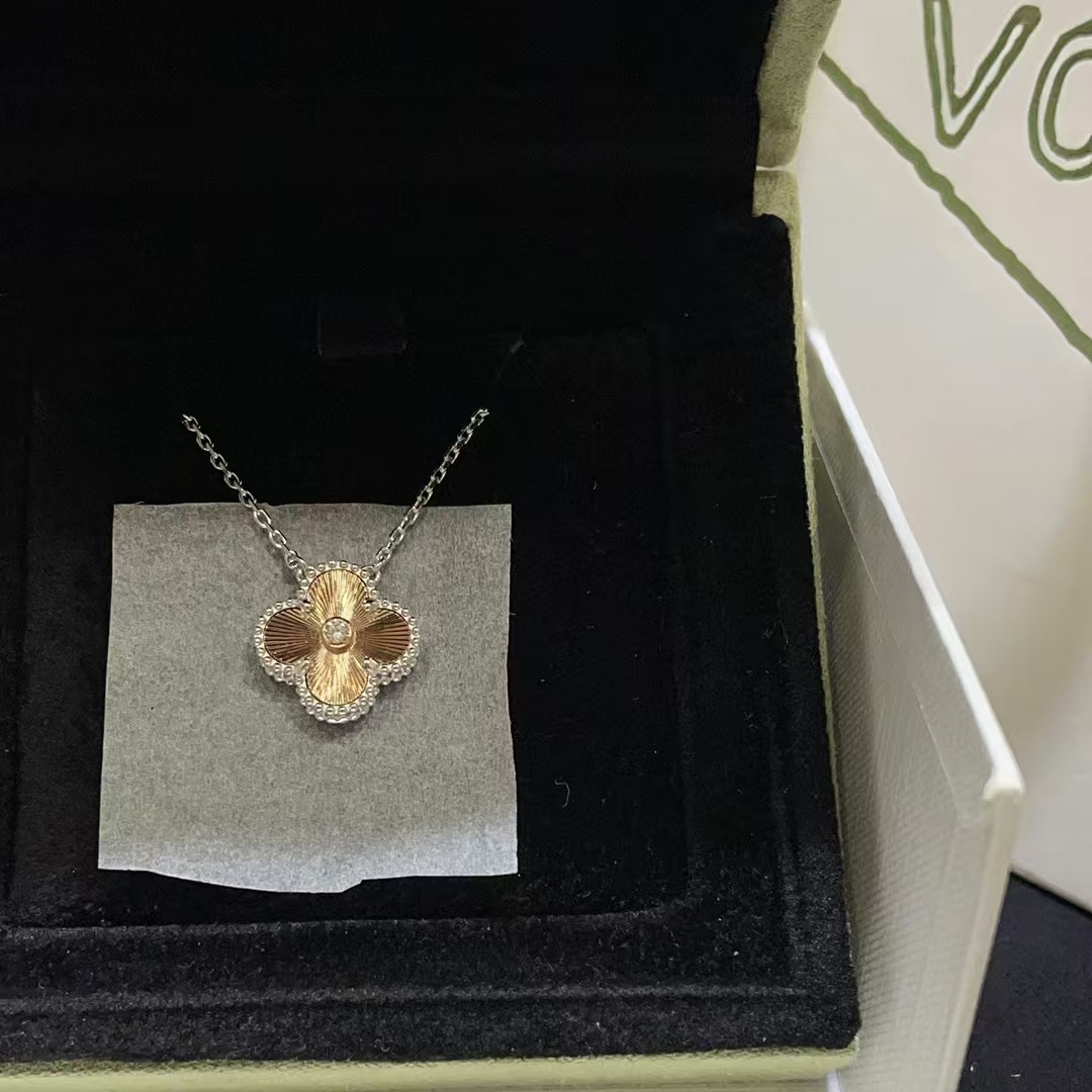 Van c1eef &Arpels四つ葉のクローバー ダイヤモンド ネックレス【50％割引+送料無料】