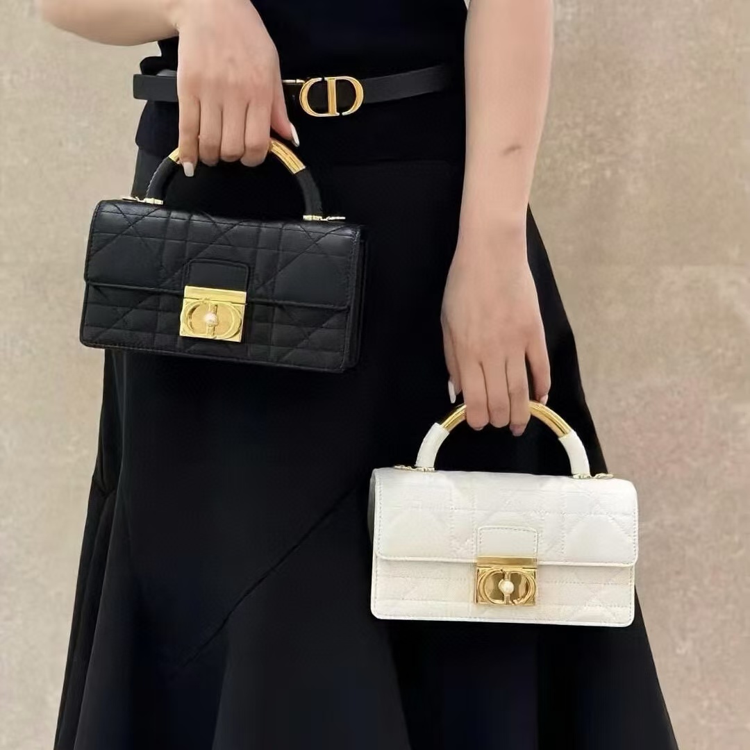 DI0Rメタルハンドルパールチェーンハンドバッグ【 50％割引+送料無料】