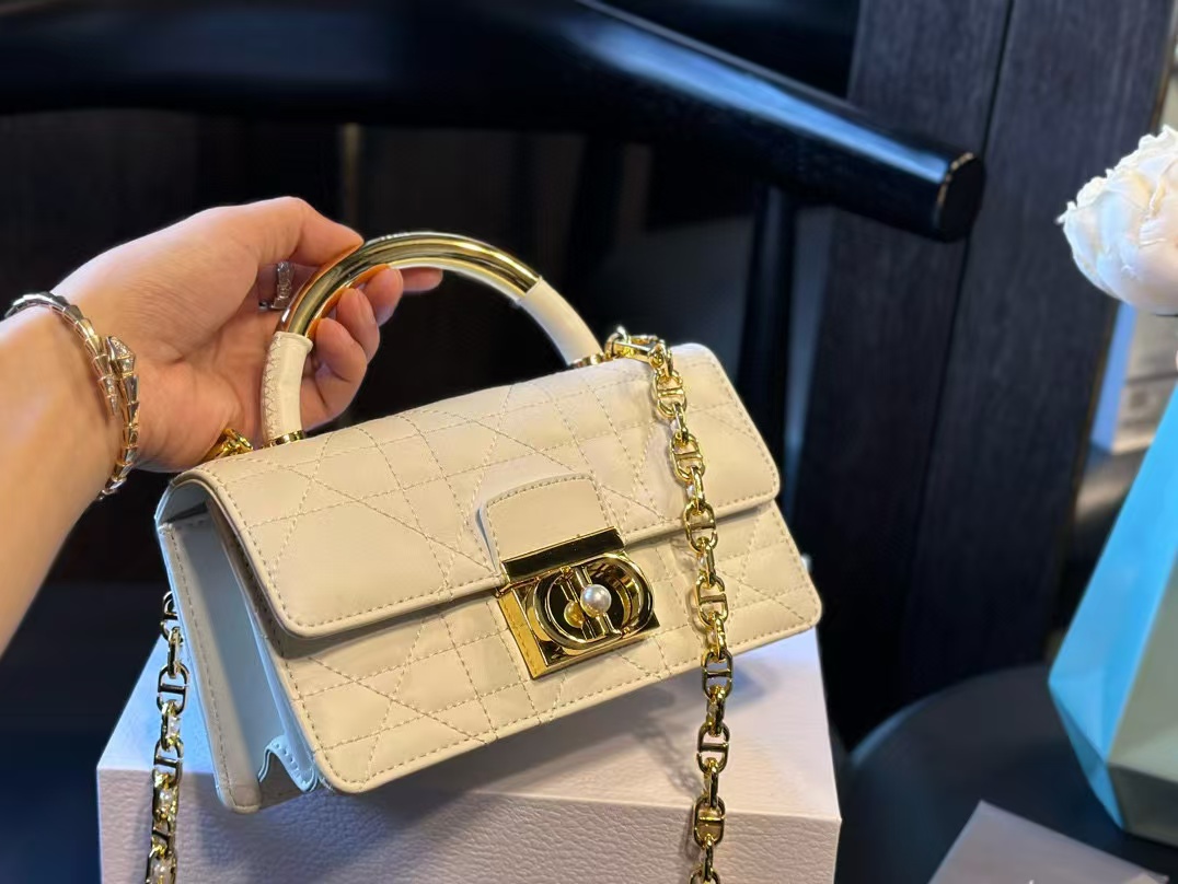 DI0Rメタルハンドルパールチェーンハンドバッグ【 50％割引+送料無料】