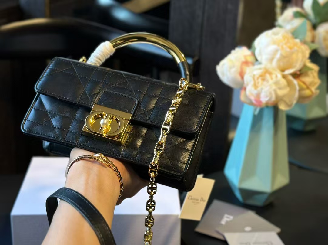 DI0Rメタルハンドルパールチェーンハンドバッグ【 50％割引+送料無料】