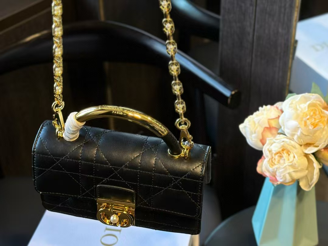 DI0Rメタルハンドルパールチェーンハンドバッグ【 50％割引+送料無料】