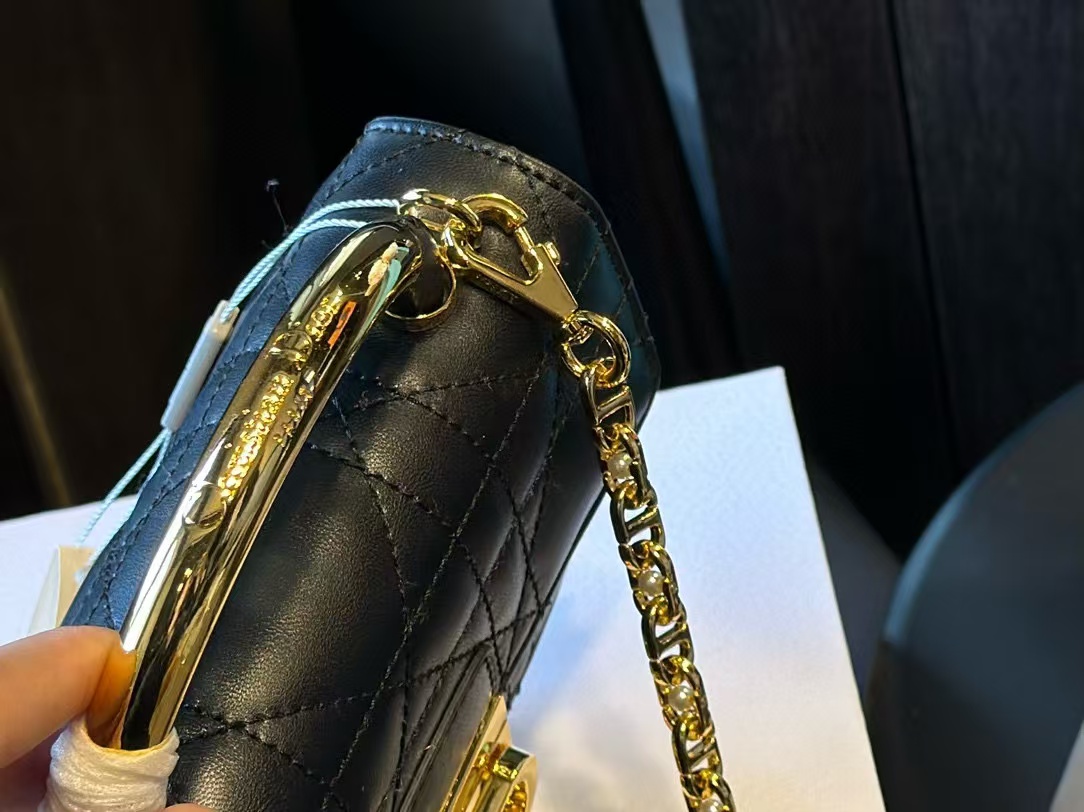 DI0Rメタルハンドルパールチェーンハンドバッグ【 50％割引+送料無料】