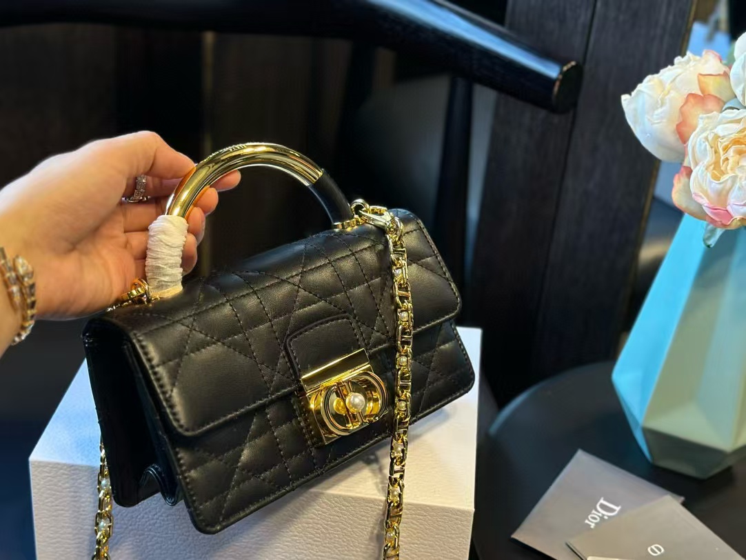 DI0Rメタルハンドルパールチェーンハンドバッグ【 50％割引+送料無料】