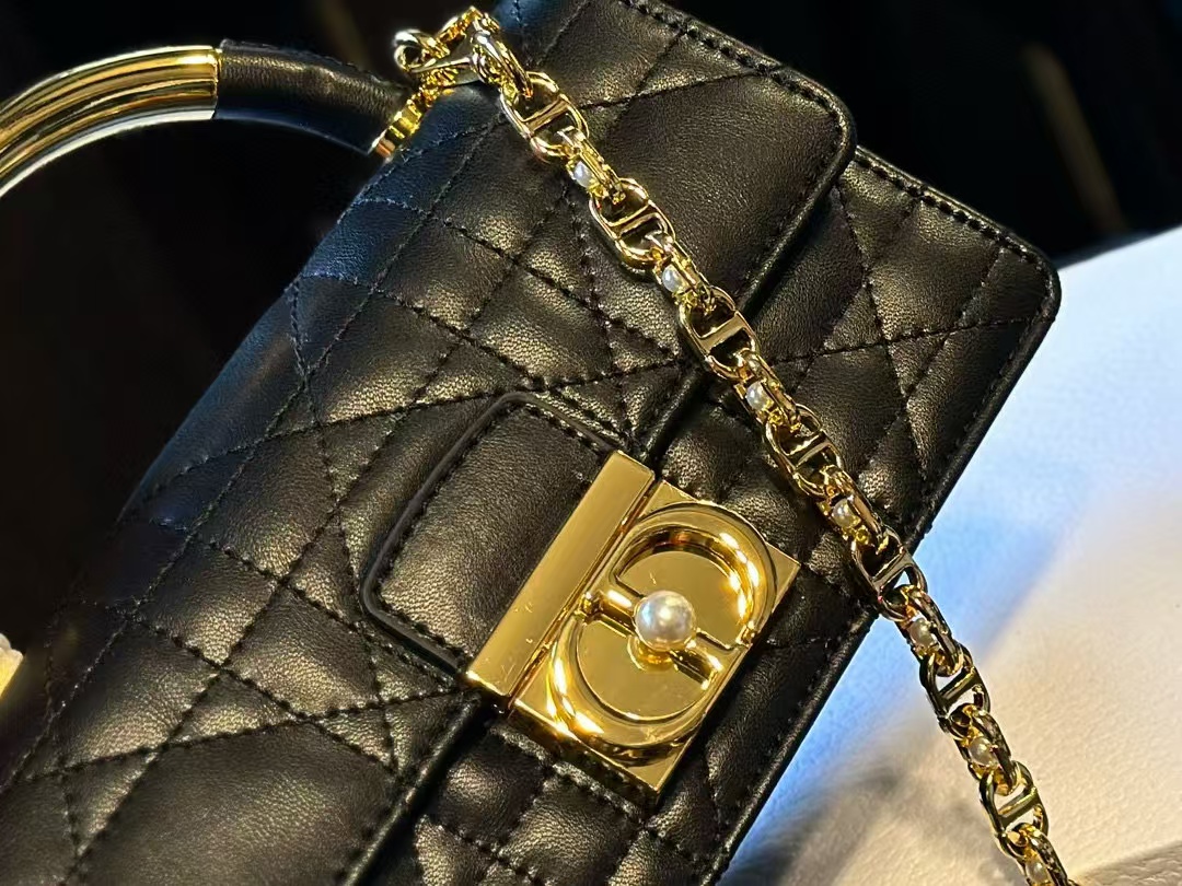 DI0Rメタルハンドルパールチェーンハンドバッグ【 50％割引+送料無料】