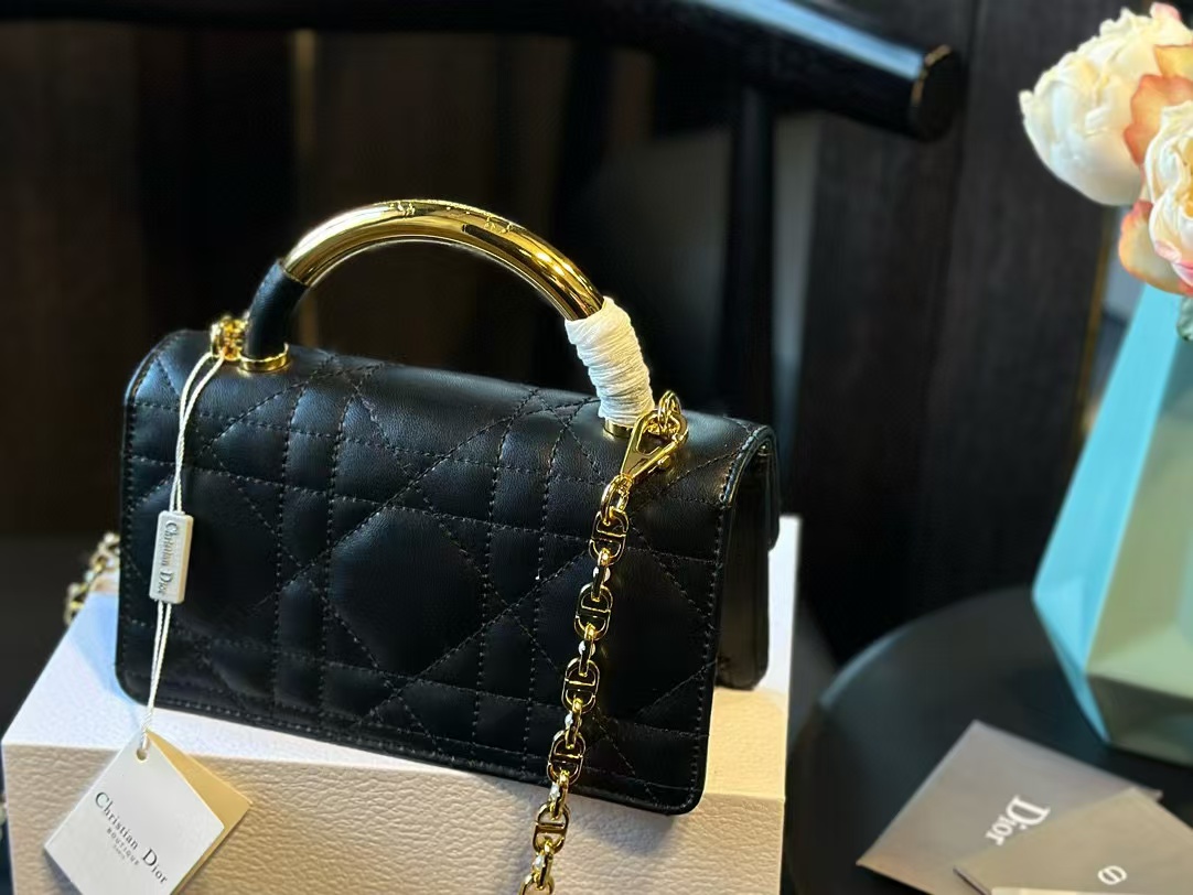 DI0Rメタルハンドルパールチェーンハンドバッグ【 50％割引+送料無料】