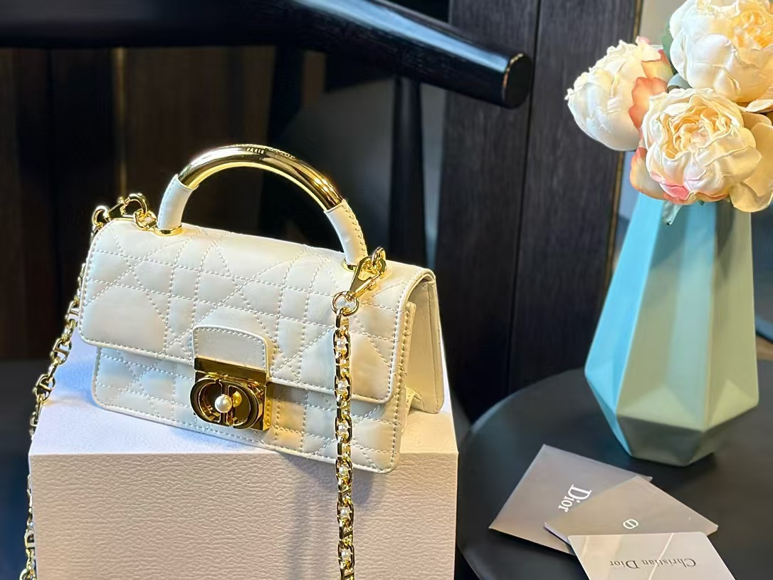 DI0Rメタルハンドルパールチェーンハンドバッグ【 50％割引+送料無料】