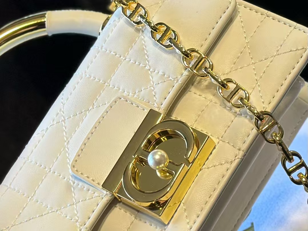 DI0Rメタルハンドルパールチェーンハンドバッグ【 50％割引+送料無料】