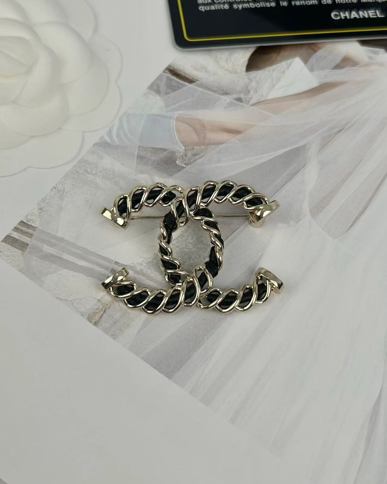 CHANE1 ツイストレザーブローチ【50％割引+送料無料】