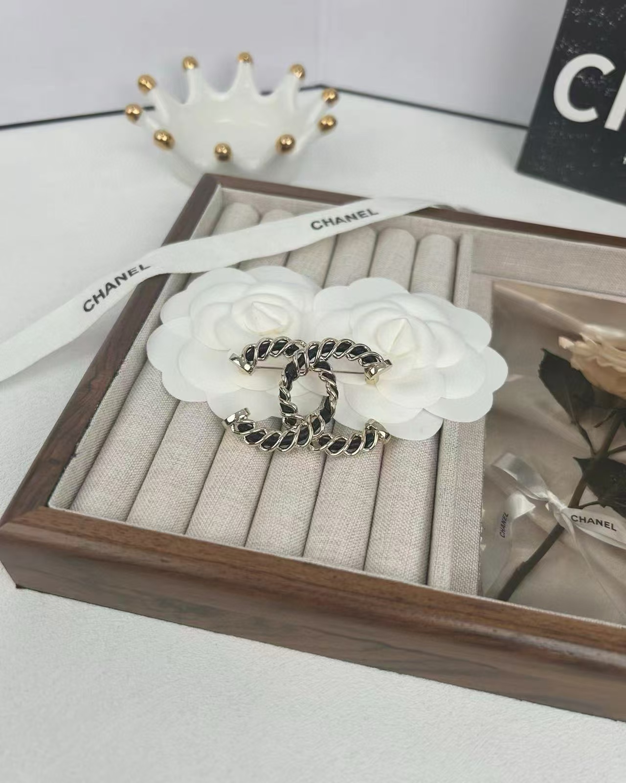 CHANE1 ツイストレザーブローチ【50％割引+送料無料】