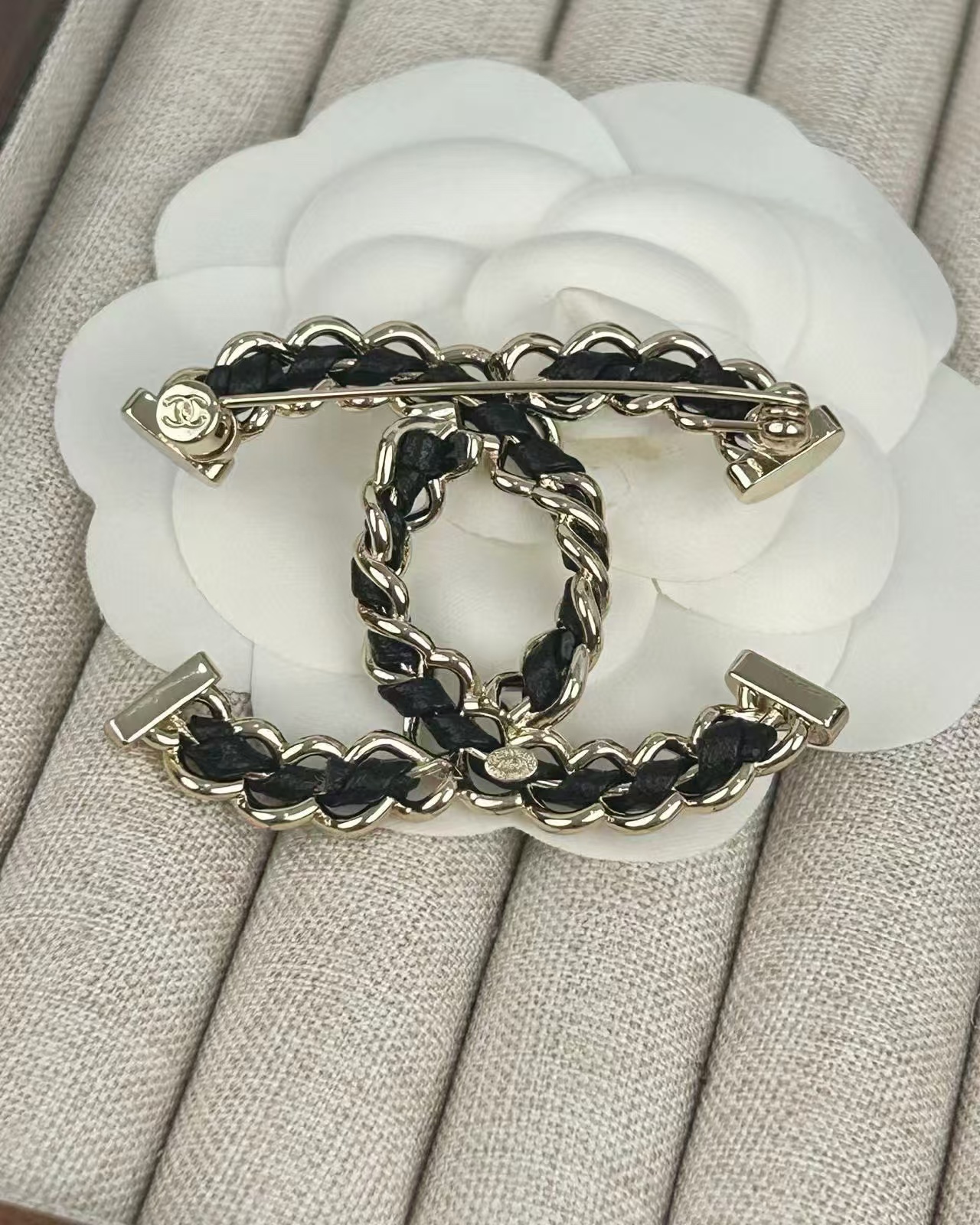 CHANE1 ツイストレザーブローチ【50％割引+送料無料】