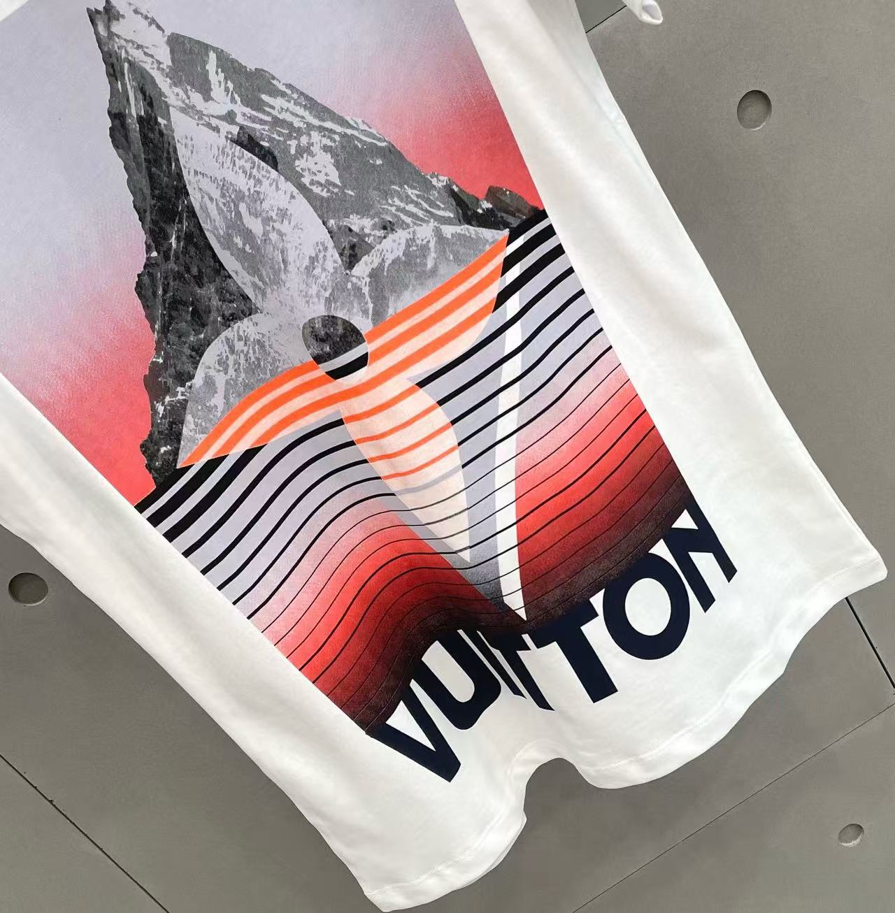 LV チェーンプリント雪山柄Tシャツ【 50％割引+送料無料】