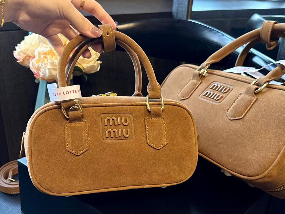 M1UM1U シンプルボウリングハンドバッグ【 50％割引+送料無料】