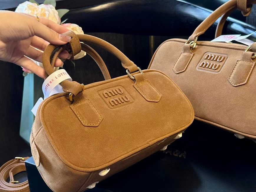 M1UM1U シンプルボウリングハンドバッグ【 50％割引+送料無料】