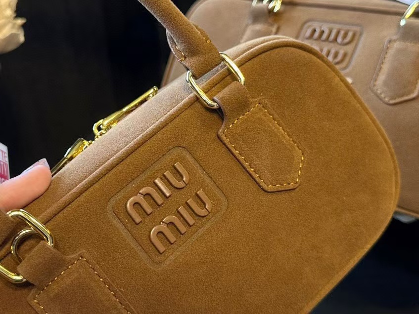 M1UM1U シンプルボウリングハンドバッグ【 50％割引+送料無料】